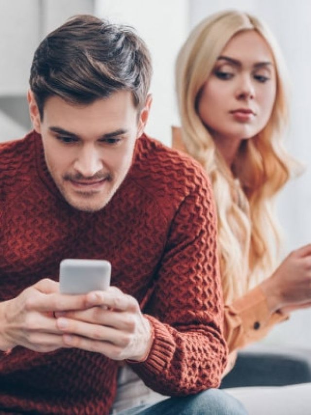 স্বামী কিছু গোপন করছেন? এই ৫  লক্ষণেই বুঝে নিন