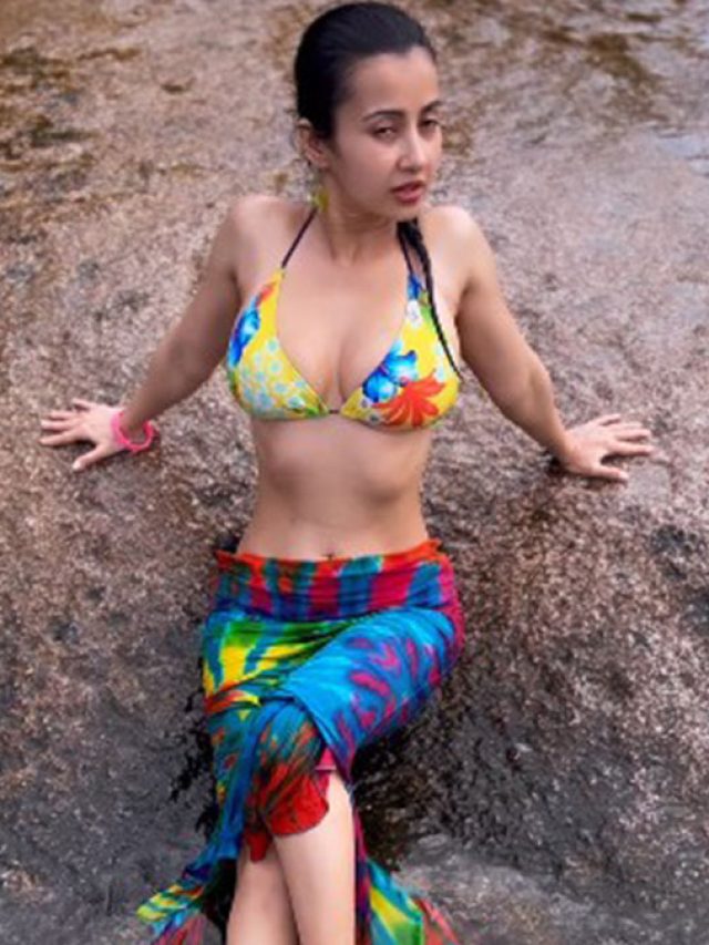 রঙিন বিকিনিতে জলকেলিতে মত্ত 'টাপা টিনি গার্ল' মনামী