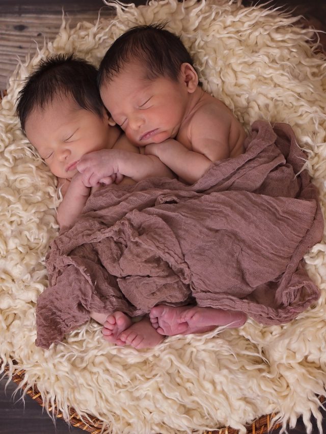 মহিলাদের কখন যমজ সন্তানের সম্ভাবনা বাড়ে? ৪ কথা জেনে রাখুন