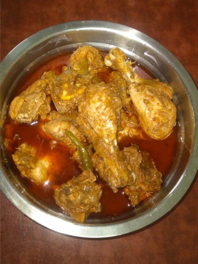 বৃষ্টির রাতে মেথি চিকেন, রুটি দিয়ে খান, তারপর তেড়ে ঘুমান!