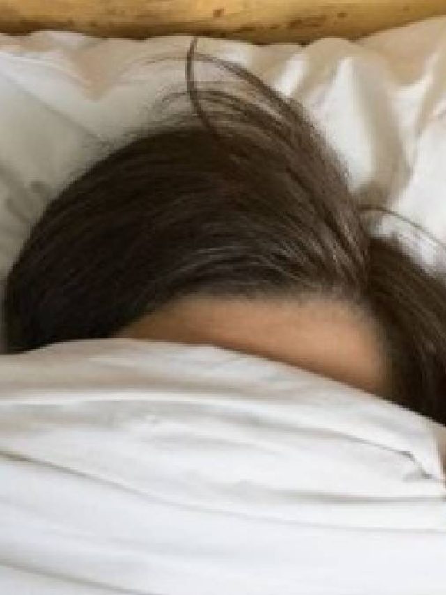 শীতে লেপ-কম্বল মাথায় ঢেকে ঘুমোলে শরীরে কী হয়?