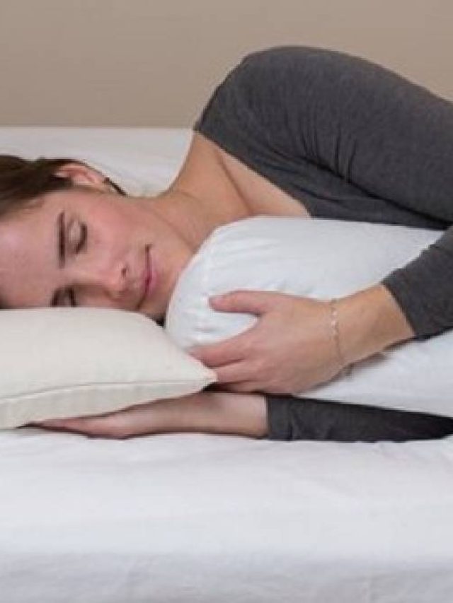 রাতে কোলবালিশ  জড়িয়ে ঘুমোলে এসব হয়, জেনে নিন