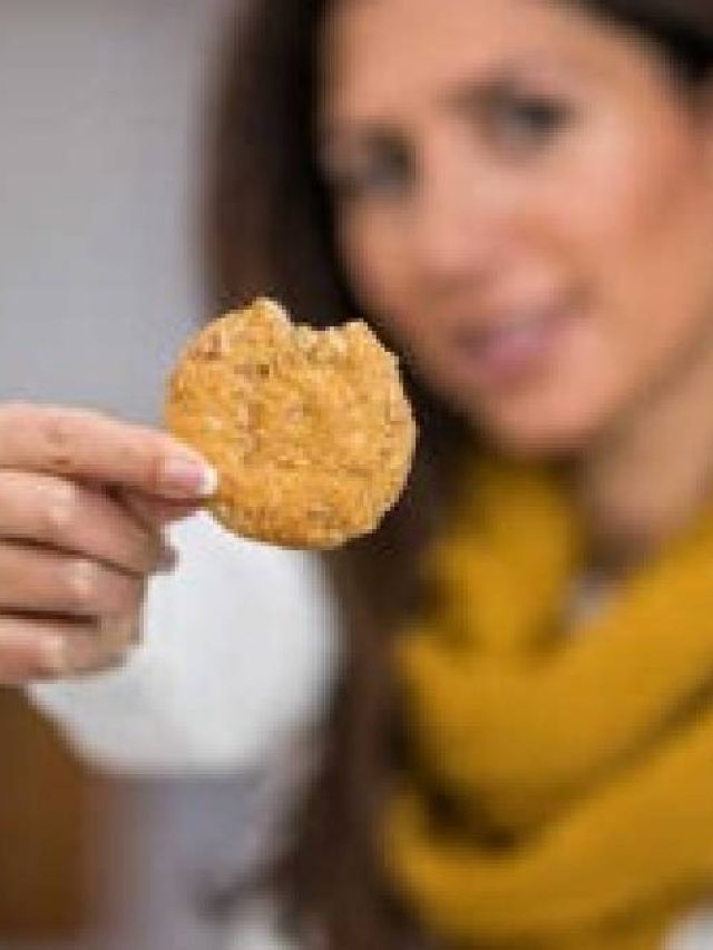 খিদে পেলে বিস্কুট খান? কী মারাত্মক বিপদ ঘটাচ্ছেন জানেন