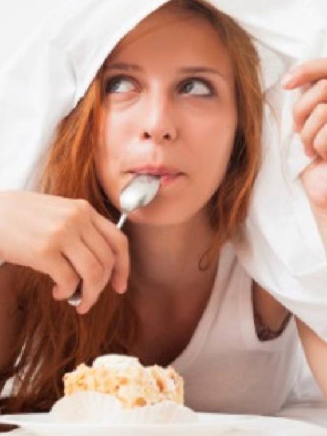 বিছানায় বসে খাবার খান? কী বিপদ করছেন জানেন