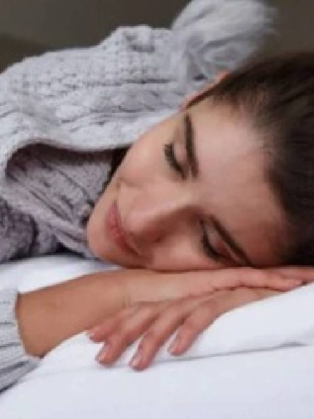 রাতে সোয়েটার পরে ঘুমোন নাকি? কী হয় জানেন শরীরে?