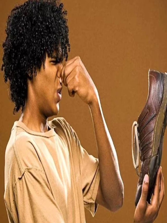 জুতোর দুর্গন্ধে জেরবার? ৭ টোটকায় কামাল