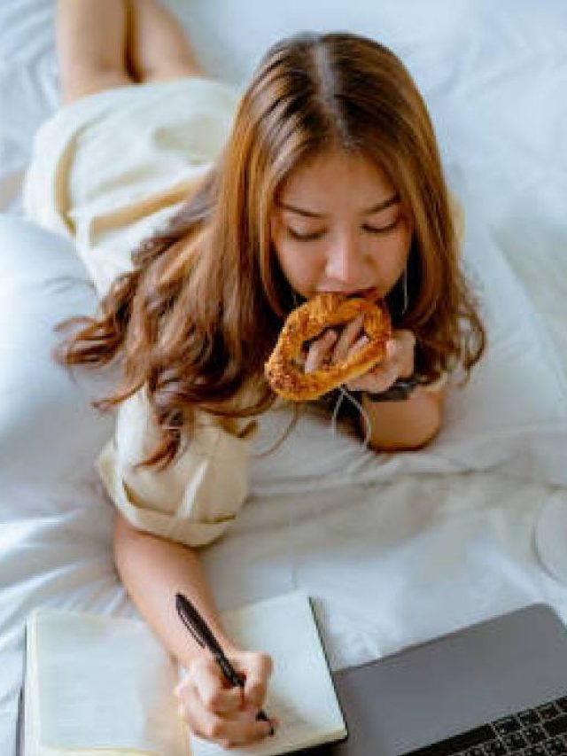 শুয়ে শুয়ে খাওয়া বন্ধ করুন আজই, না হলে হতে পারে এই ক্ষতি