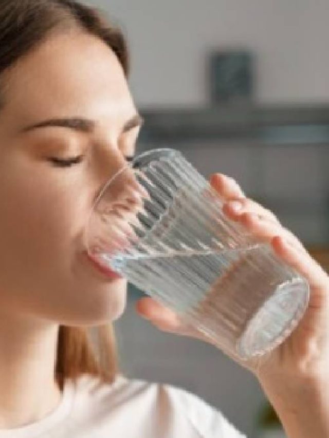 রাতে বেশি জল খান? কী বিপদ হচ্ছে জানেন?