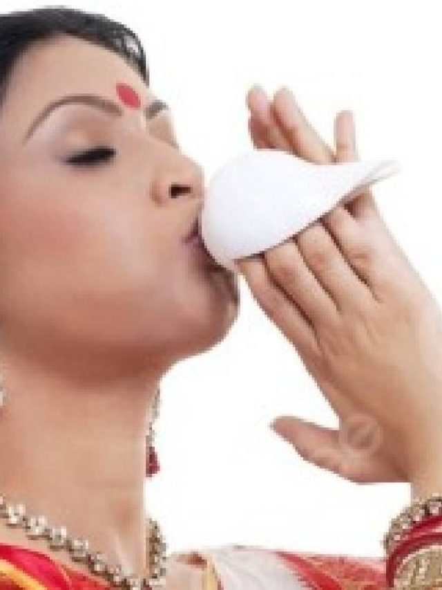 কেন তিন বার শাঁখ বাজাতে হয়? চার বার বাজালে কী হয়?