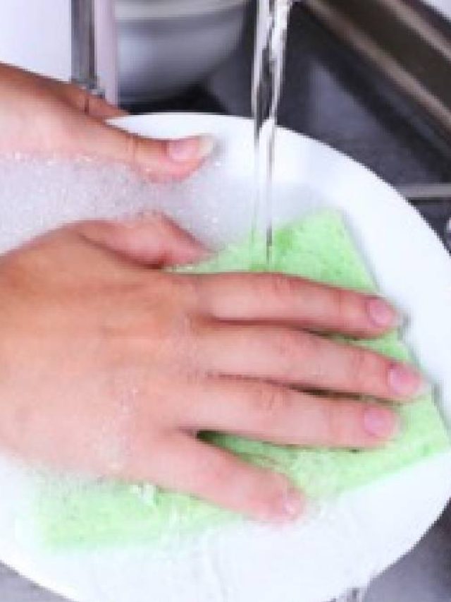 বাসন মেজে হাতের  দফারফা? এ ভাবে যত্ন নিন