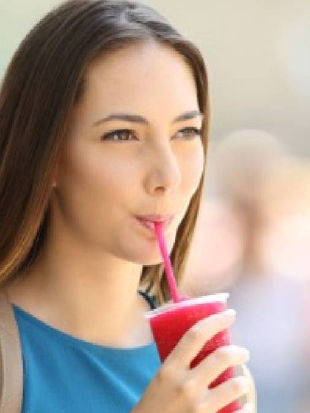 স্ট্র দিয়ে কোল্ড ড্রিঙ্ক খান? শরীরে কী ক্ষতি হচ্ছে জানুন