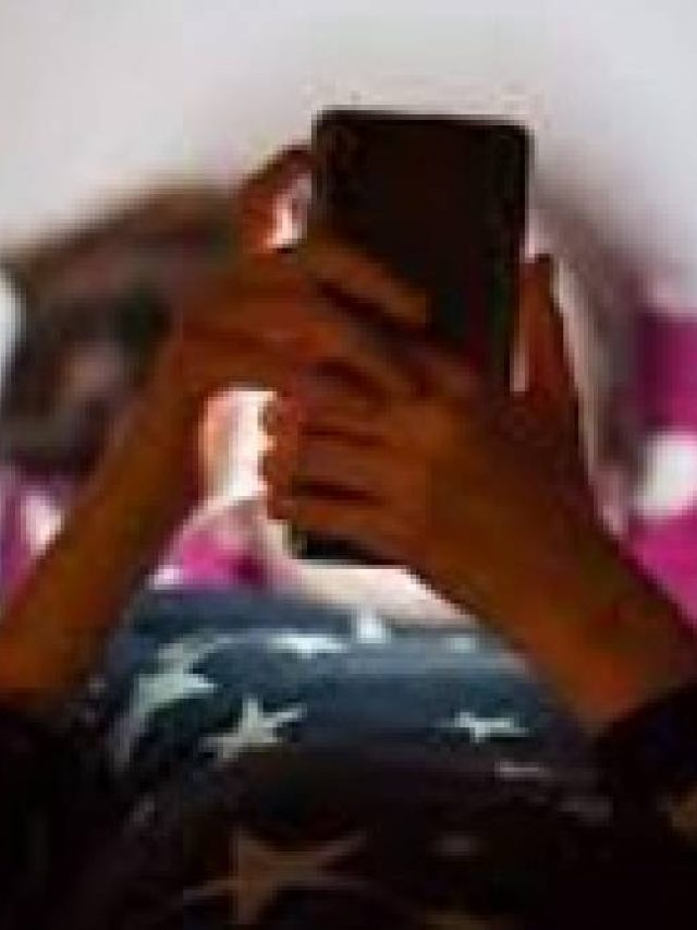 ঘুম থেকে ওঠার পরই ফোন ঘাঁটেন? কী হচ্ছে জানেন শরীরে