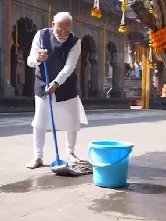 জল-বালতি নিয়ে মন্দির মুছলেন মোদী, দেখুন ছবি