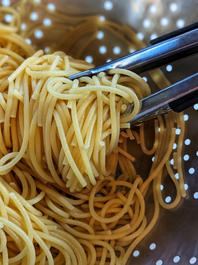 সেদ্ধ করতে গিয়ে চাউমিন গলে কাদা? ৬ 'ট্রিক' জেনে রাখুন