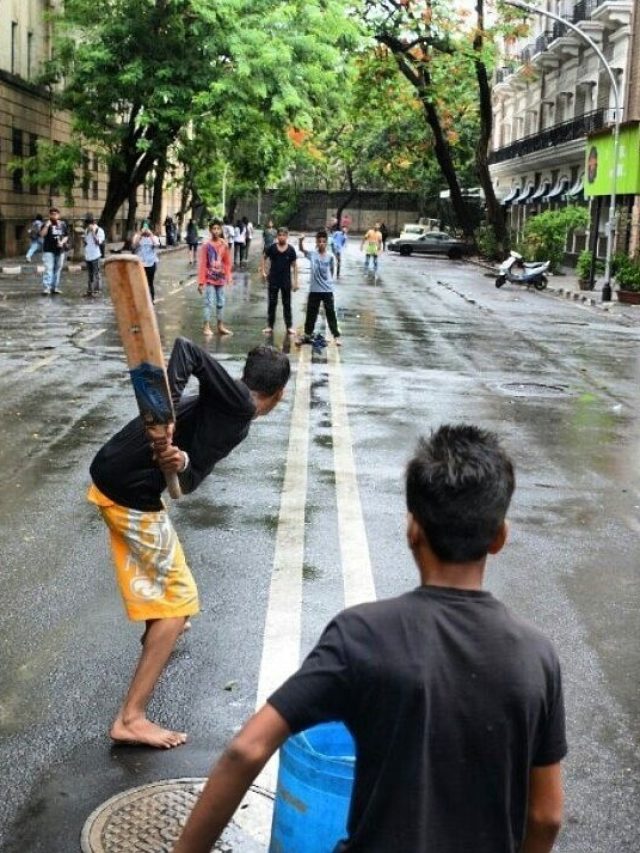 গলি ক্রিকেট নিয়ে লিগ, দল কিনলেন করিনা, অমিতাভ, হৃতিকরা