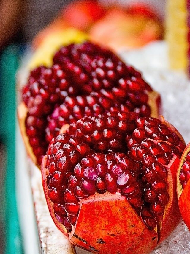 খেয়ে খোসা ফেলে দেন? জানুন বেদানার খোসার উপকারিতা