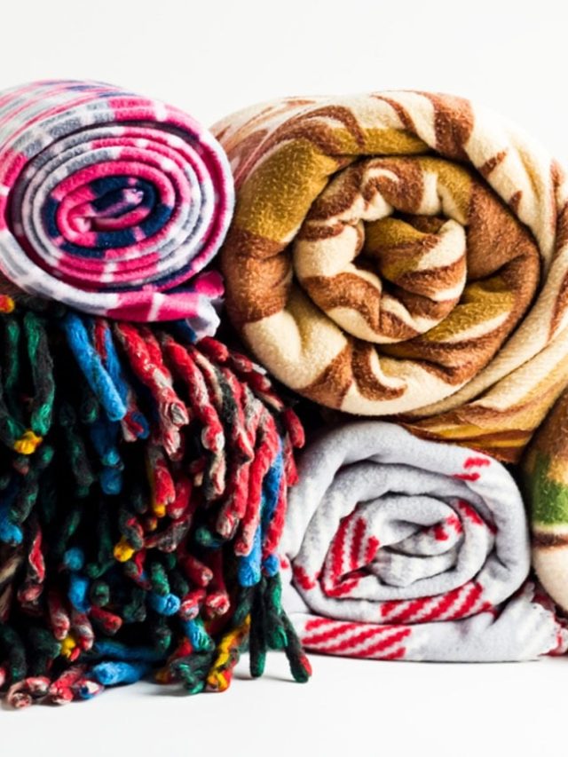 ধোওয়া কিংবা রোদে দেওয়া লাগবে না, সহজ ৩ উপায়ে করুন কম্বল পরিষ্কার