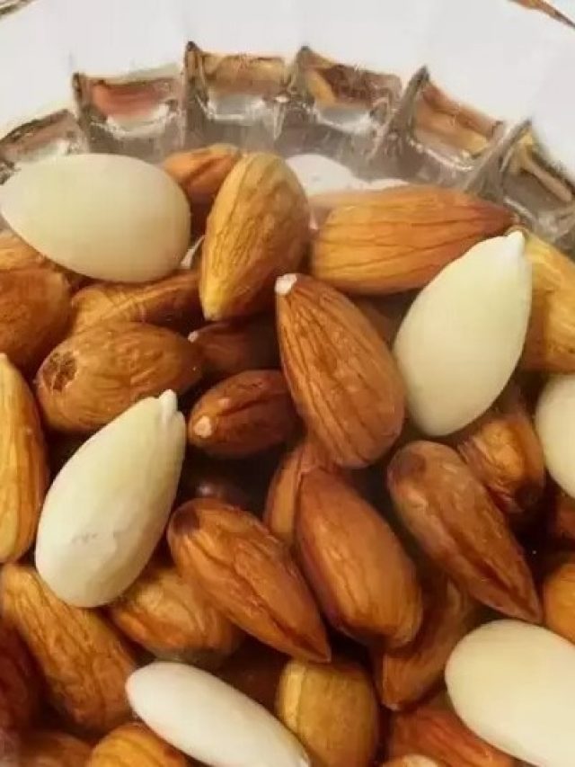 আমন্ডের খোসা ছাড়ান হাত না লাগিয়ে, সহজ 'ট্রিক'