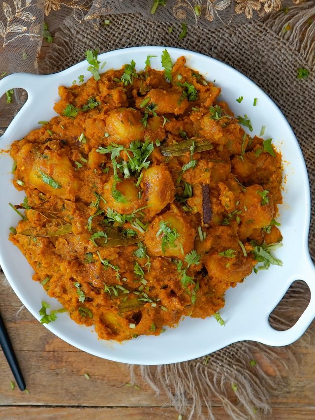 ভাজা মশলার আলুর দমে জমবে রবিবাসরীয় ব্রেকফাস্ট, লুচি খাবেন ডজন খানেক