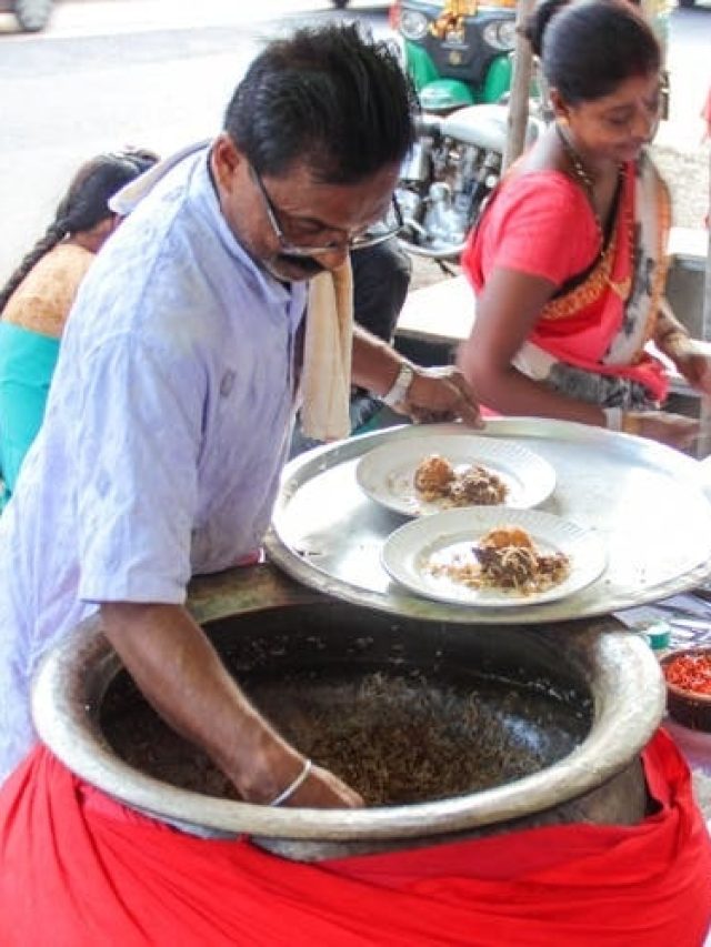 বিরিয়ানি তো খান, কিন্তু জানেন কি কেন লাল কাপড়ে মোড়া থাকে বিরিয়ানির হাঁড়ি?