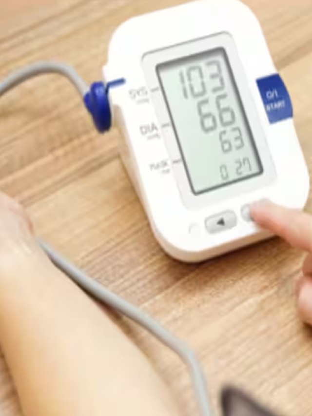 ব্লাড প্রেশার থাকলে কোন কোন খাবার ছুঁয়েও দেখবেন না?