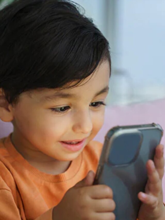 বাচ্চা খালি মোবাইল ঘাঁটে? এই ৮ উপায়ে জব্দ করুন, ছাড়ান নেশা