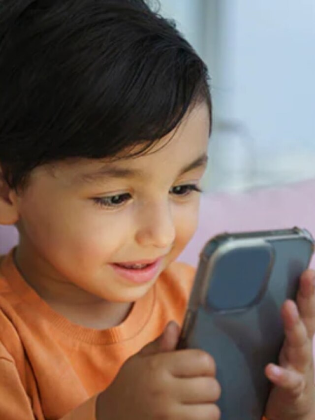 সারাক্ষণ  রিলস  আর শর্টস দেখে বাচ্চা? এই ৪ উপায়ে নেশা কাটান চুটকিতে