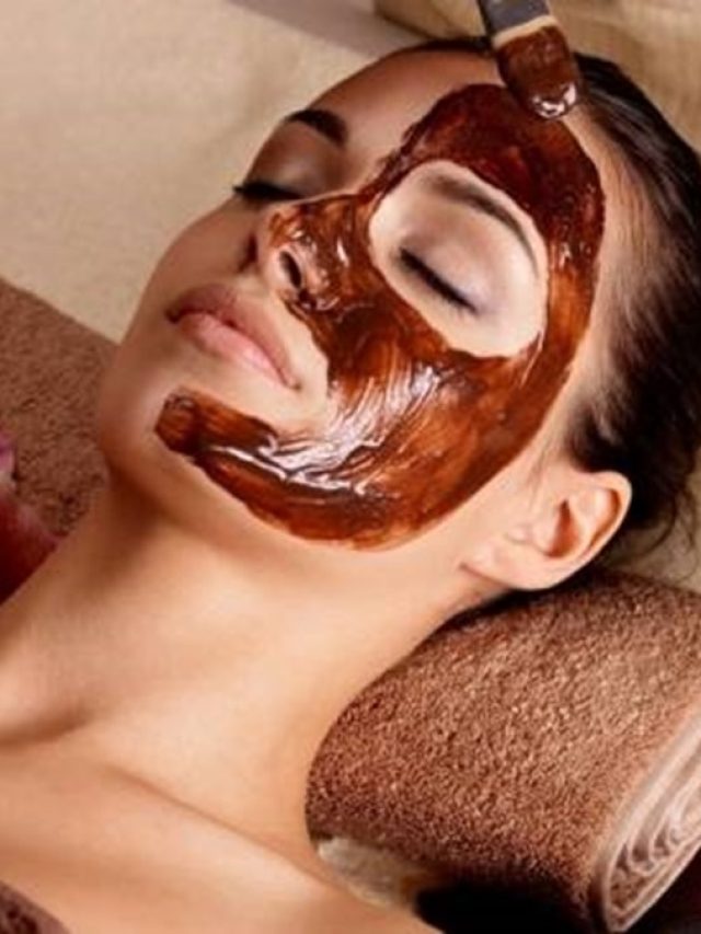 শুধু খাবেন কেন? মুখেও লাগান ডার্ক চকলেট! ত্বক গ্লো করবে