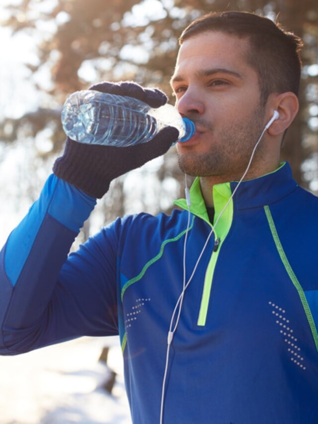 শীতে সর্দিকাশি ও ঠান্ডা দূরে রাখতে রোজ ক'লিটার জল খাবেন?