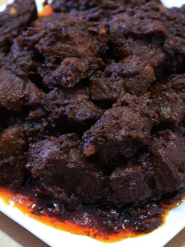 গোলবাড়ির মতো মাংসের রং কালো চাই? রান্নায় দিন এই বিশেষ জিনিস