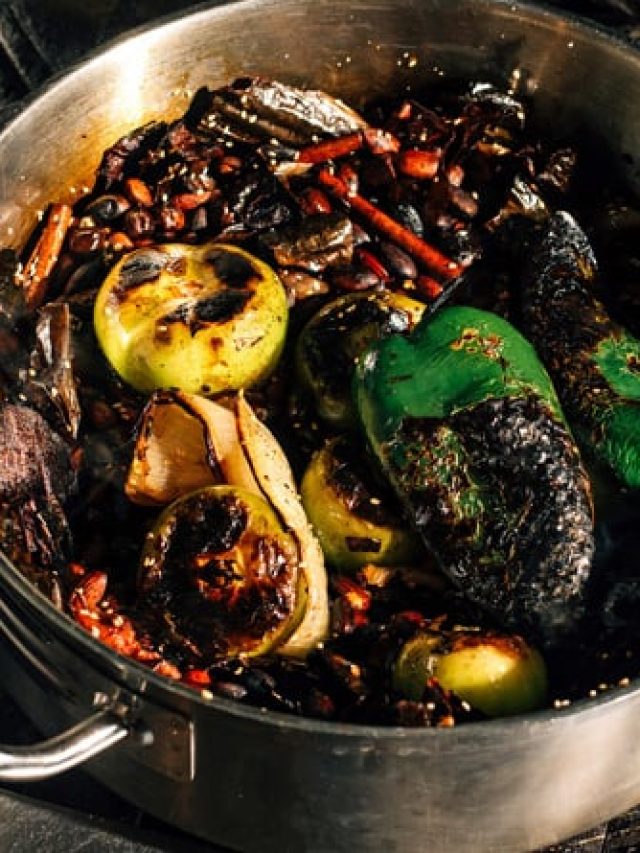 প্রিয় সিরিয়াল দেখতে গিয়ে মাটন পুড়ে গিয়েছে? স্বাদ ফিরবে এই সহজ টিপসে