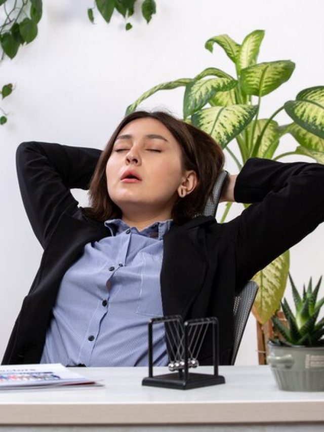 যেখানে-সেখানে ঘুমিয়ে পড়ছেন? বুঝে নিন শরীরে এই ভিটামিনের ঘাটতি