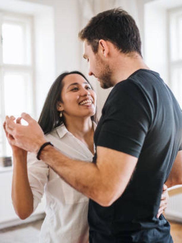 স্বামী-স্ত্রীর মধ্যে বয়সের পার্থক্য কত হলে ভালবাসা চরমে ওঠে, জানুন