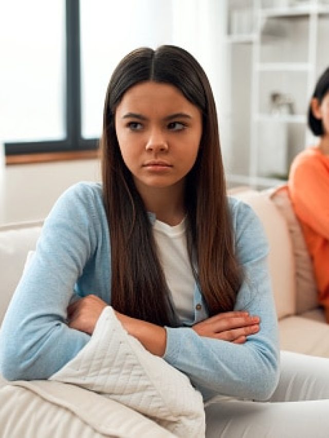 বাবা-মায়ের সঙ্গে থাকা দুষ্কর! কোন বয়সে সন্তান এমন অনুভব করে?