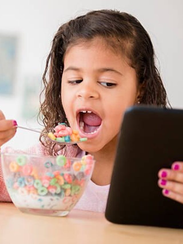 বাচ্চাকে মোবাইল দেখিয়ে খাওয়ানো ক্ষতিকর, জানুন এই অভ্যাস ছাড়ানোর উপায়