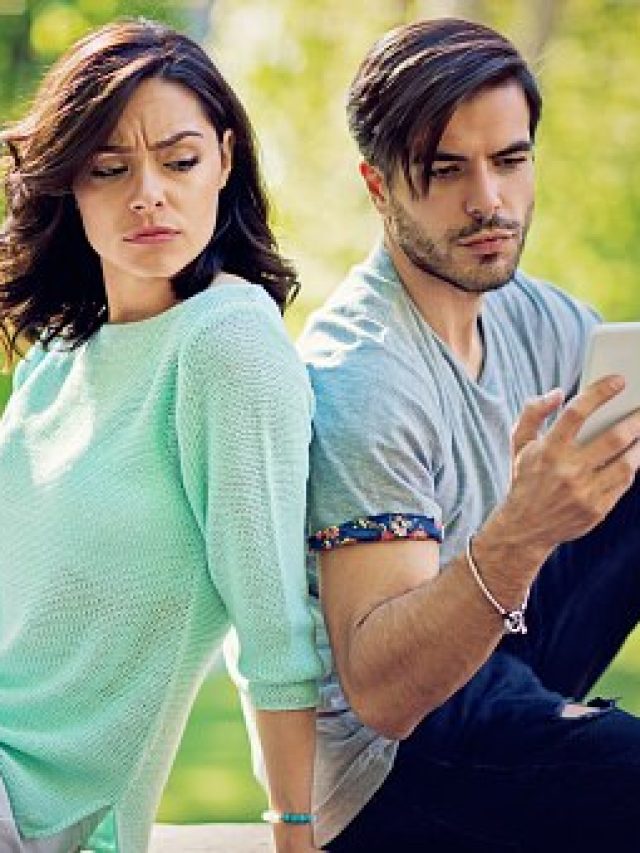 গার্লফ্রেন্ড আপনাকে  ঈর্ষা করেন? ৮ লক্ষণ  মিলিয়ে নিন