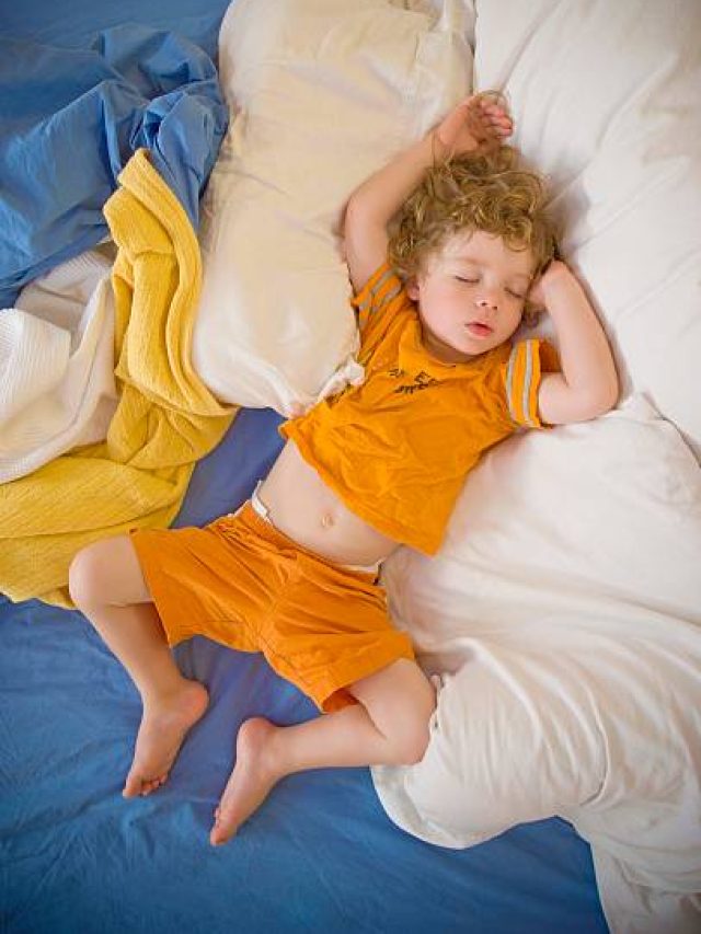 রাতে বারবার জেগে উঠে বাচ্চা? এই টোটকায় দেবে টানা ঘুম