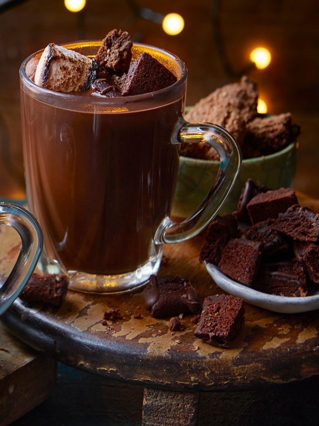 শুধু চকোলেট খাবেন কেন? দুধের সঙ্গে প্রেম জমালেই তৈরি হট চকোলেট, রেসিপি