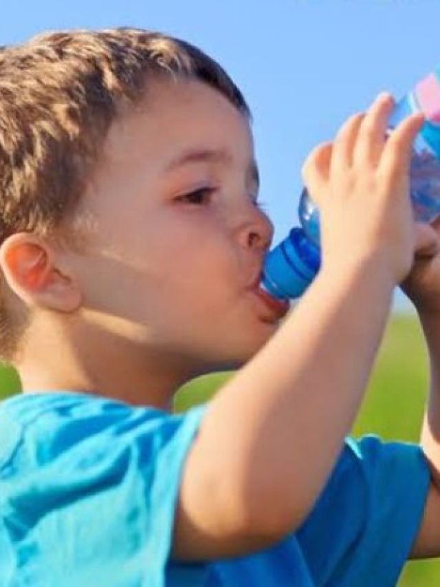 শীতে কিছুতেই জল খেতে চাইছে না আপনার বাবু? কাজ হবে এই ছোট্ট টিপসে