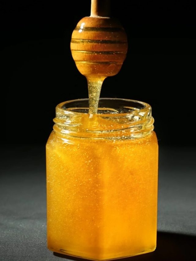 কোন চামচে মধু তোলেন? এই ভুল করলে মরবেন