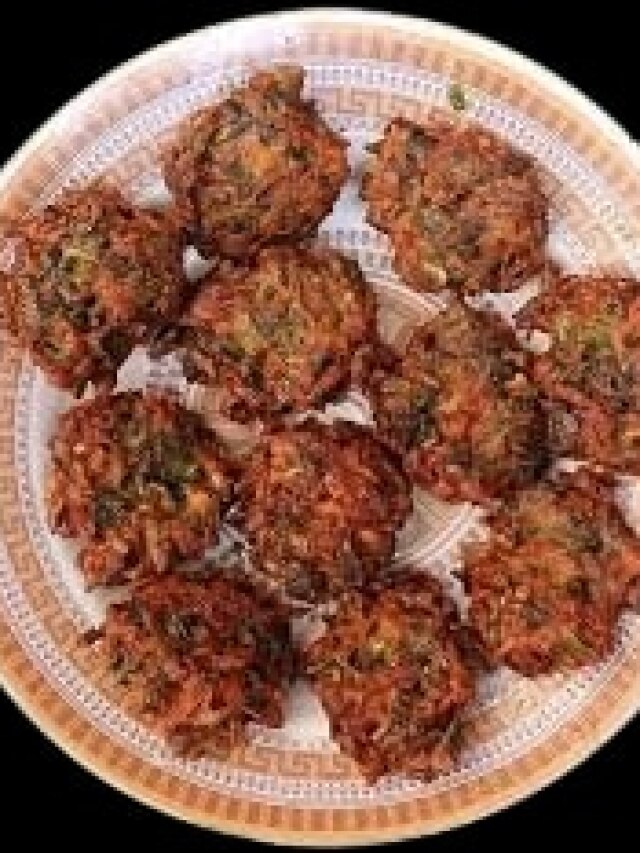 বানান কুচো চিংড়ি দিয়ে লাল শাকের পকোড়া, চায়ের সঙ্গে জমবে