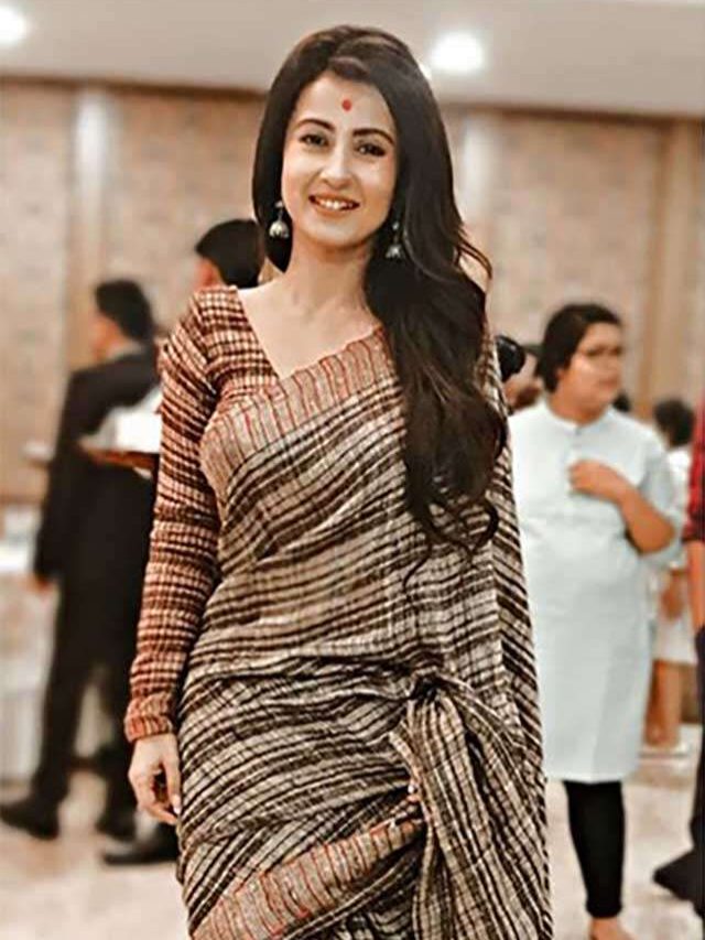 শাড়ির সঙ্গে এভাবে পরুন শীতপোশাক, সবার মাঝে নজর কাড়বেন আপনিই