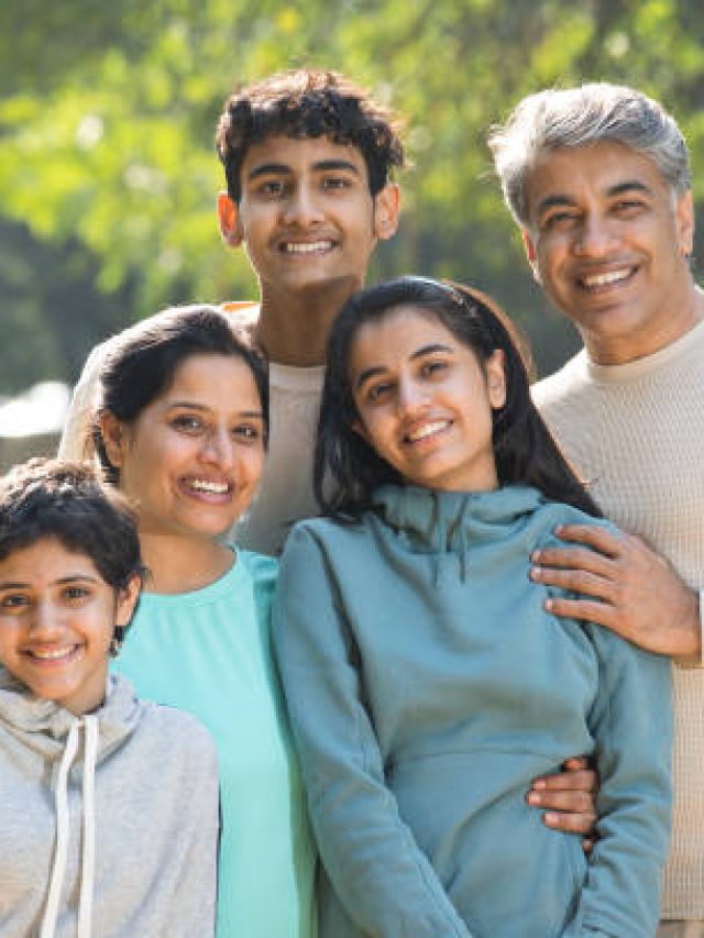 বাবা-মা হিসেবে কী ভাবে সামলাবেন টিনএজ সন্তানকে? জরুরি কিছু টিপস