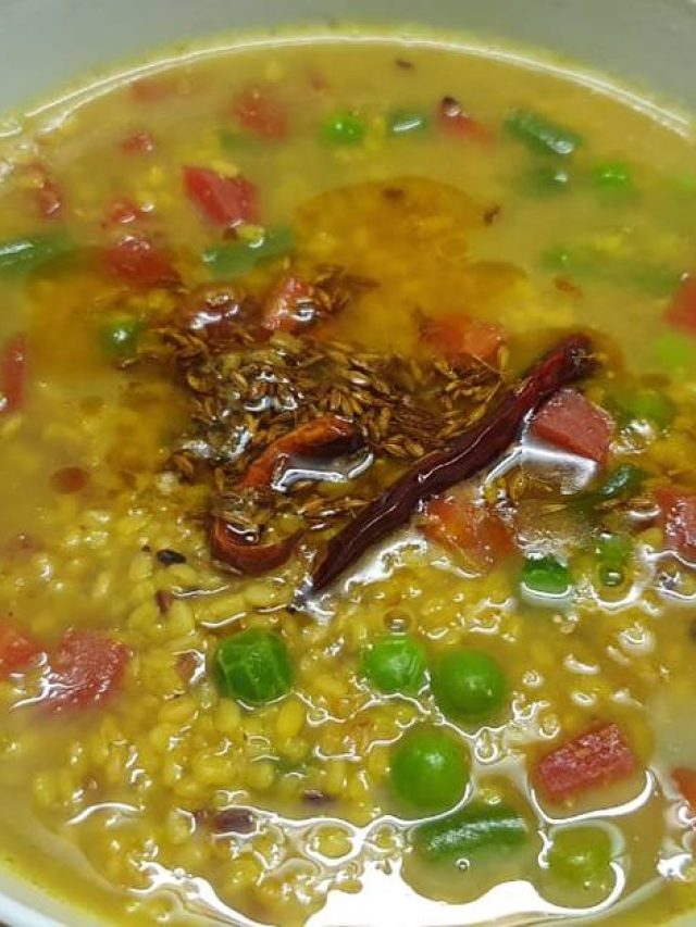 শীতের দুপুরে বিয়ের বাড়ি স্টাইল ভেজ ডাল, সঙ্গে বেগুনি থাকলে খাওয়া হবে তোফা