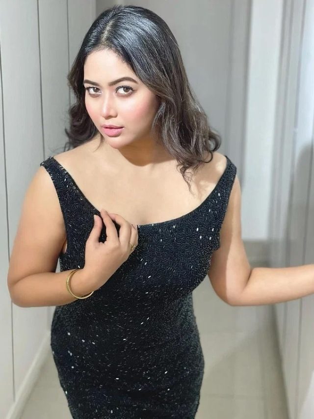 অল্প পোশাকে নজর কাড়তে এগুলো থাকতেই হবে