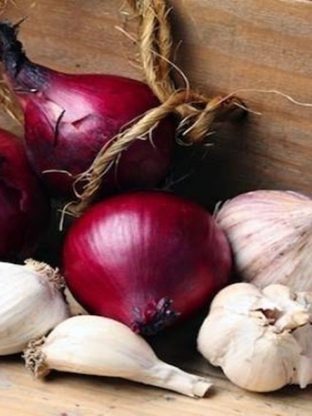 পেঁয়াজ- রসুনের বিশ্রি গন্ধ হাত থেকে ভ্যানিস হবে এভাবে! কিচেন হ্যাকশ