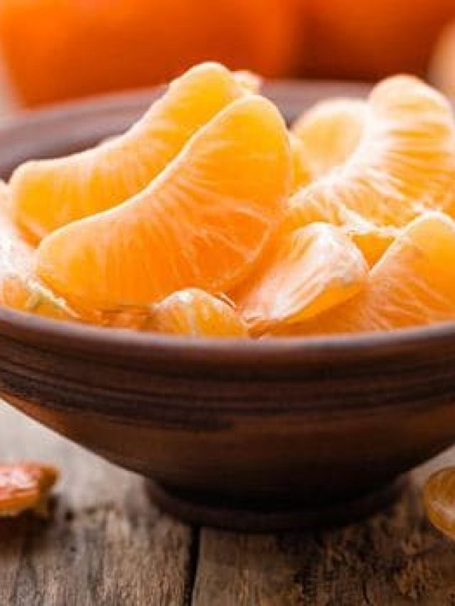 শুধু খেয়ে গ্ল্যামার বাড়াবেন না, কমলার রস মাখুন মাথায়, খুশকি উড়ন ছুঁ