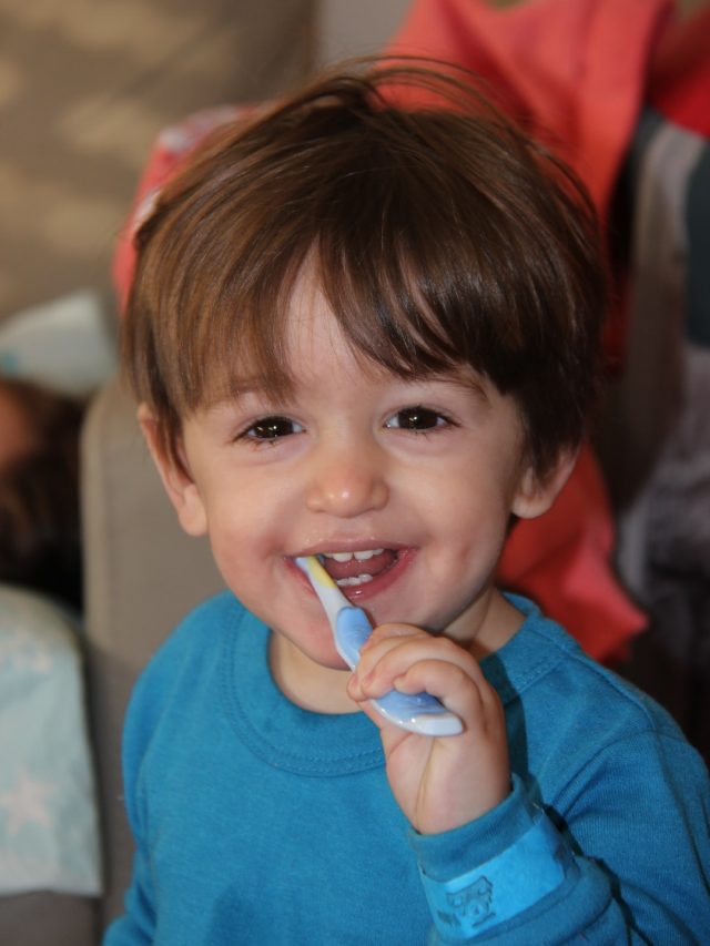 সকাল, দুপুর নাকি রাত? ঠিক  কখন মাজলে দাঁতের সমস্যা ছুঁতে পারবে না