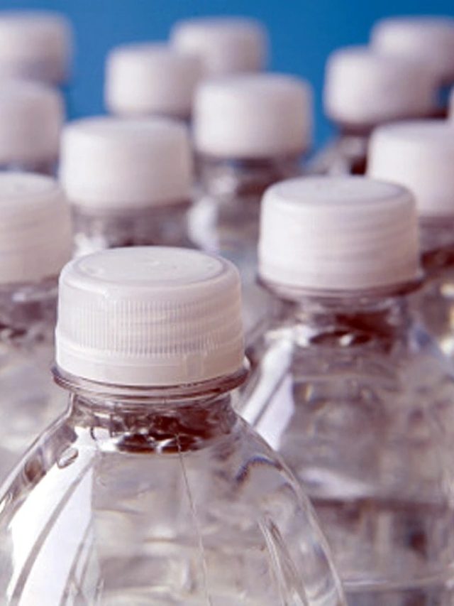 প্লাস্টিকের জলের বোতল কখন আর ব্যবহার করা উচিত নয়, জানুন ৩ উপায়ে