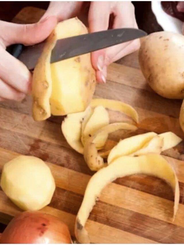 আলুর খোসাও খেয়ে নিচ্ছেন নাকি! জানুন কী হবে